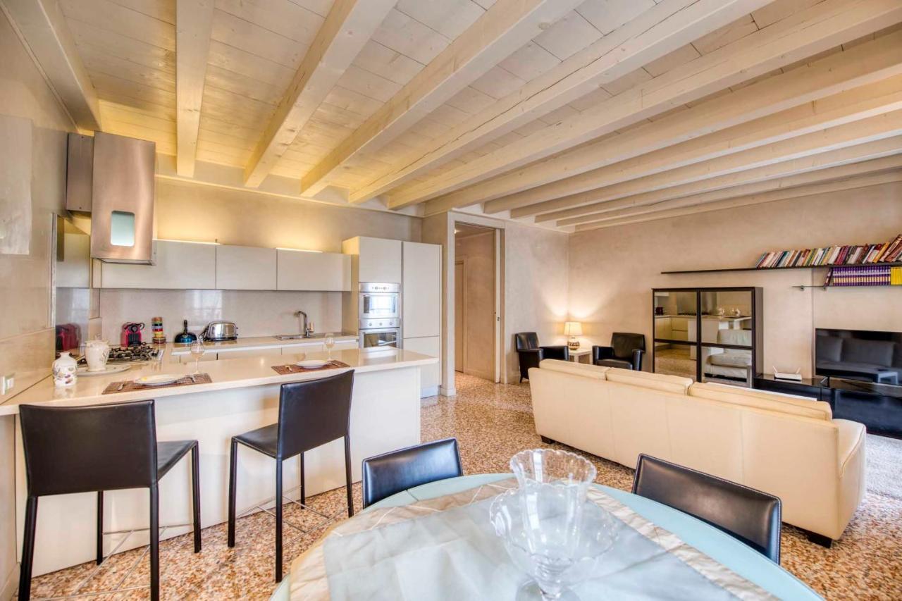 Apartmentsarena - Suite Mercatorum - Piazza Erbe Vérone Extérieur photo